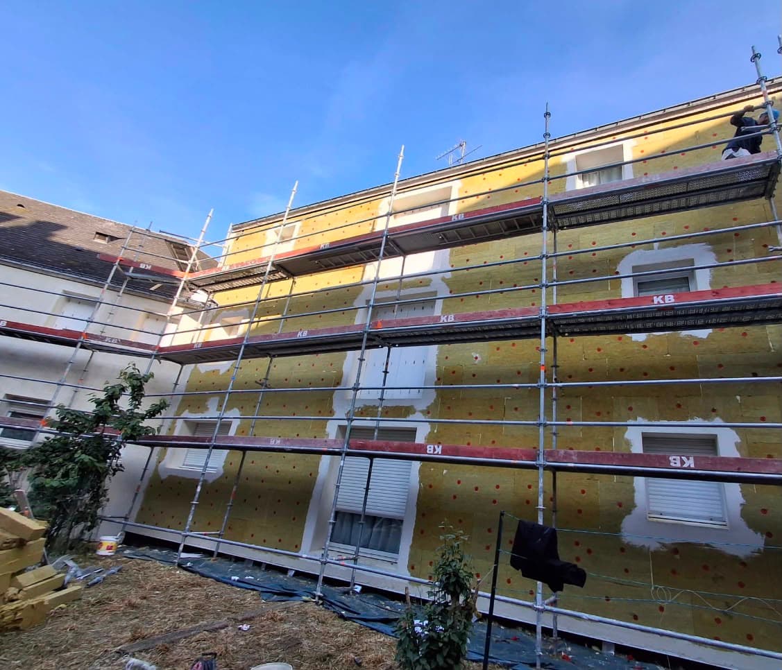Façade isolée et rénovée — avant travaux