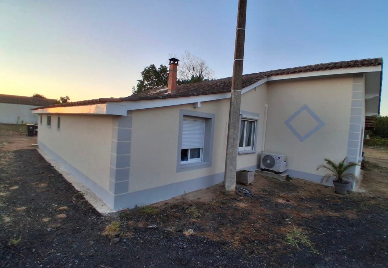 Maison rénovée avec enduit bicolore après isolation par l'extérieur