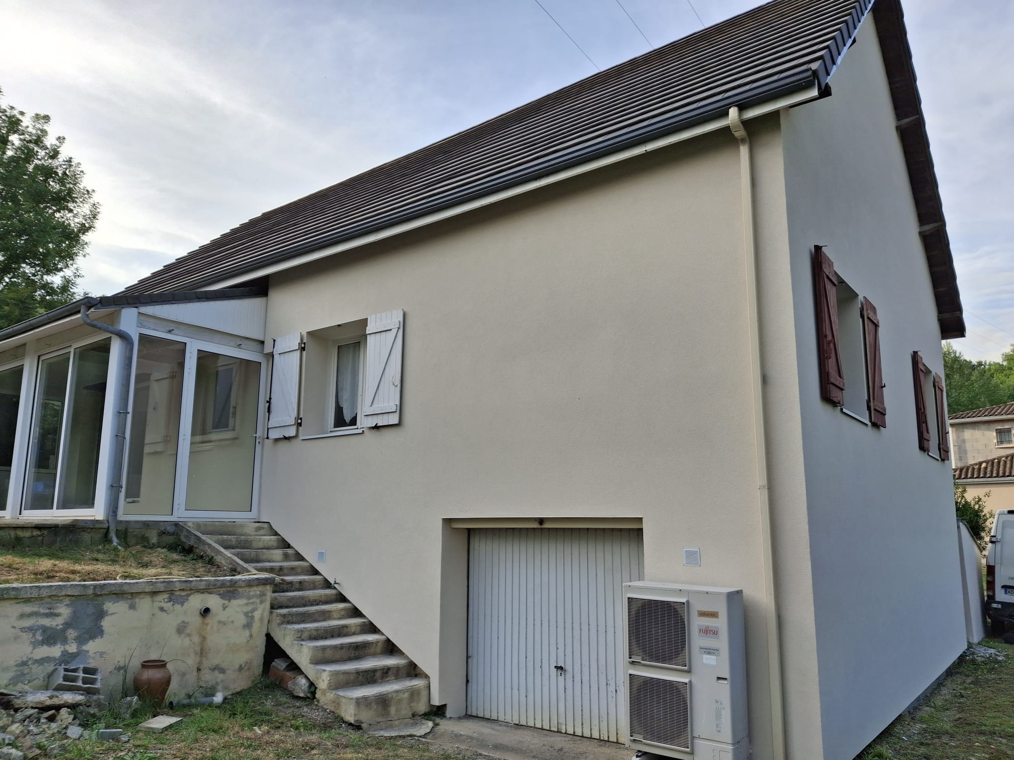 Maison à étage — finition ton pierre — après