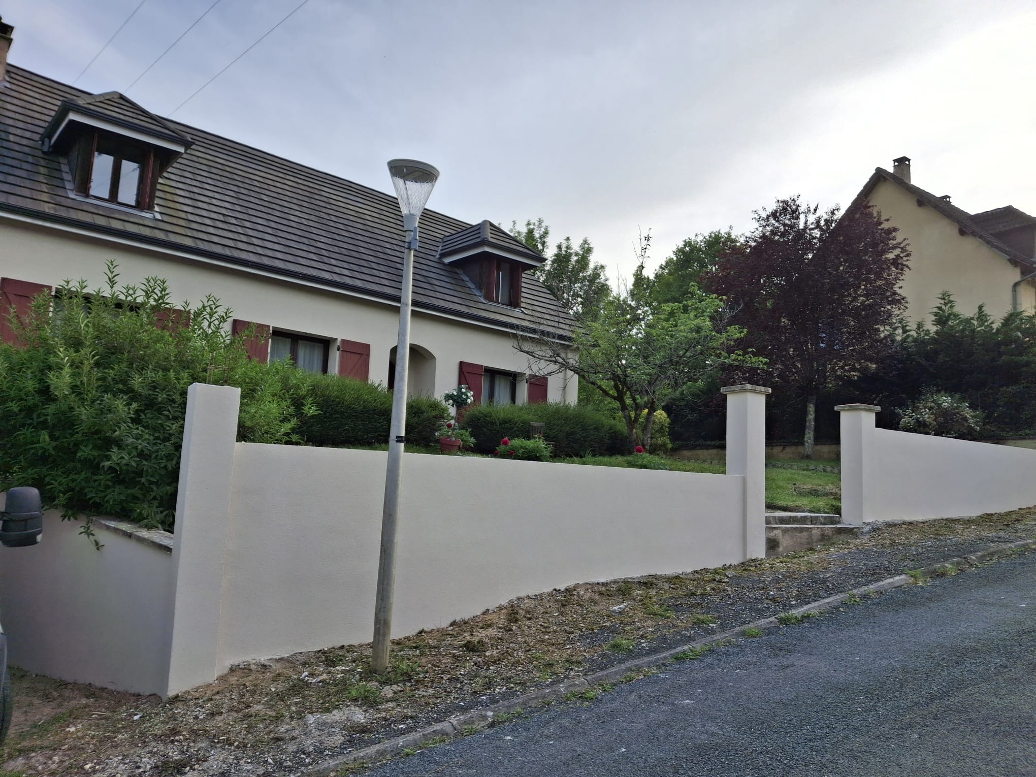 Mur de clôture — enduit projeté — après