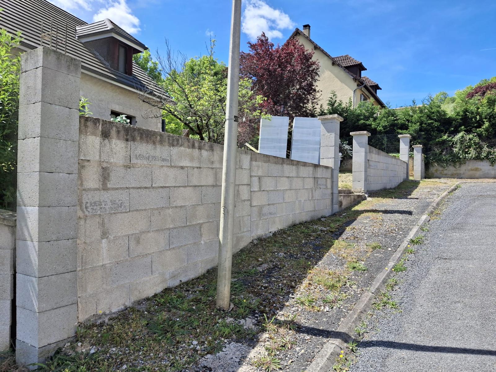 Mur de clôture — enduit projeté — avant